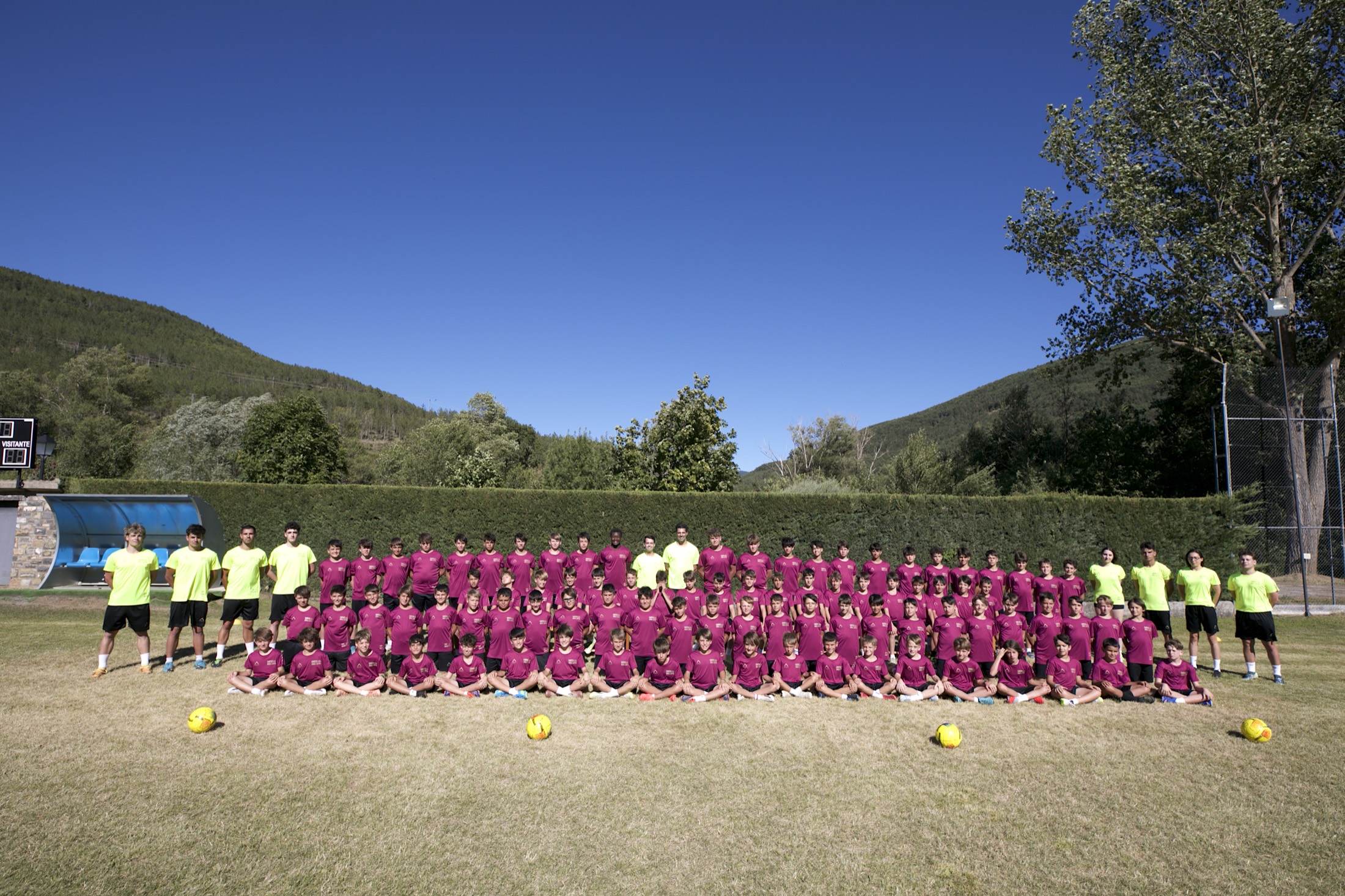 Foto de familia del Campus de Fútbol Pirineos Ángel Lafita 2026, con todos los participantes y el equipo técnico en el Pirineo