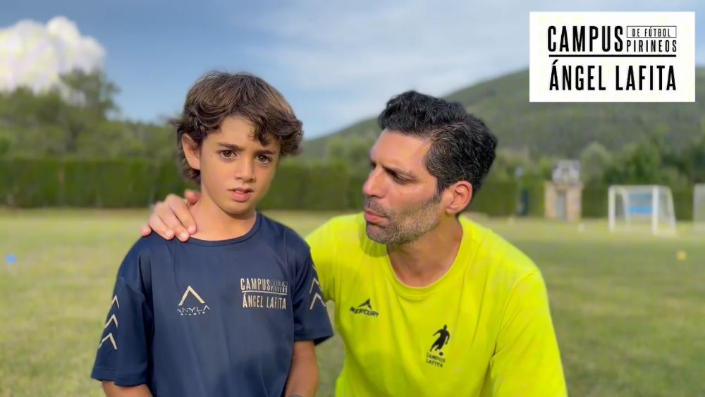 Ángel Lafita con un participante del campus