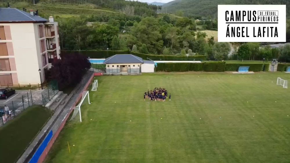 Vista aérea del campus de fútbol en el Pirineo aragonés