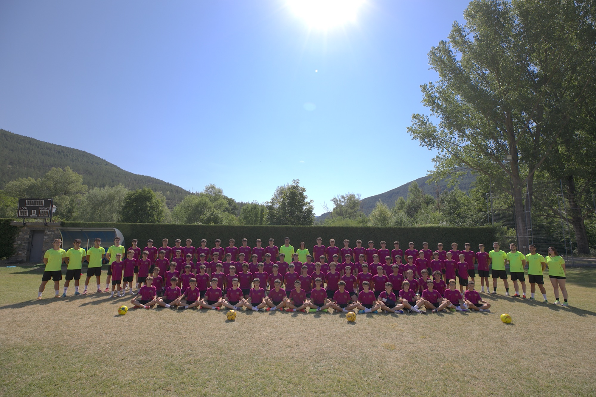 Foto de grupo del Campus de Fútbol Pirineos Ángel Lafita con las montañas del Pirineo al fondo